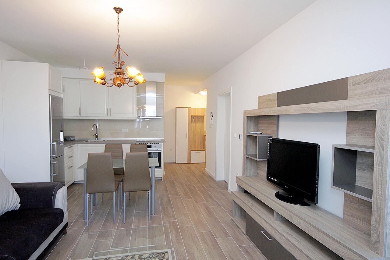 Apartment Melina Dobra Voda Luaran gambar
