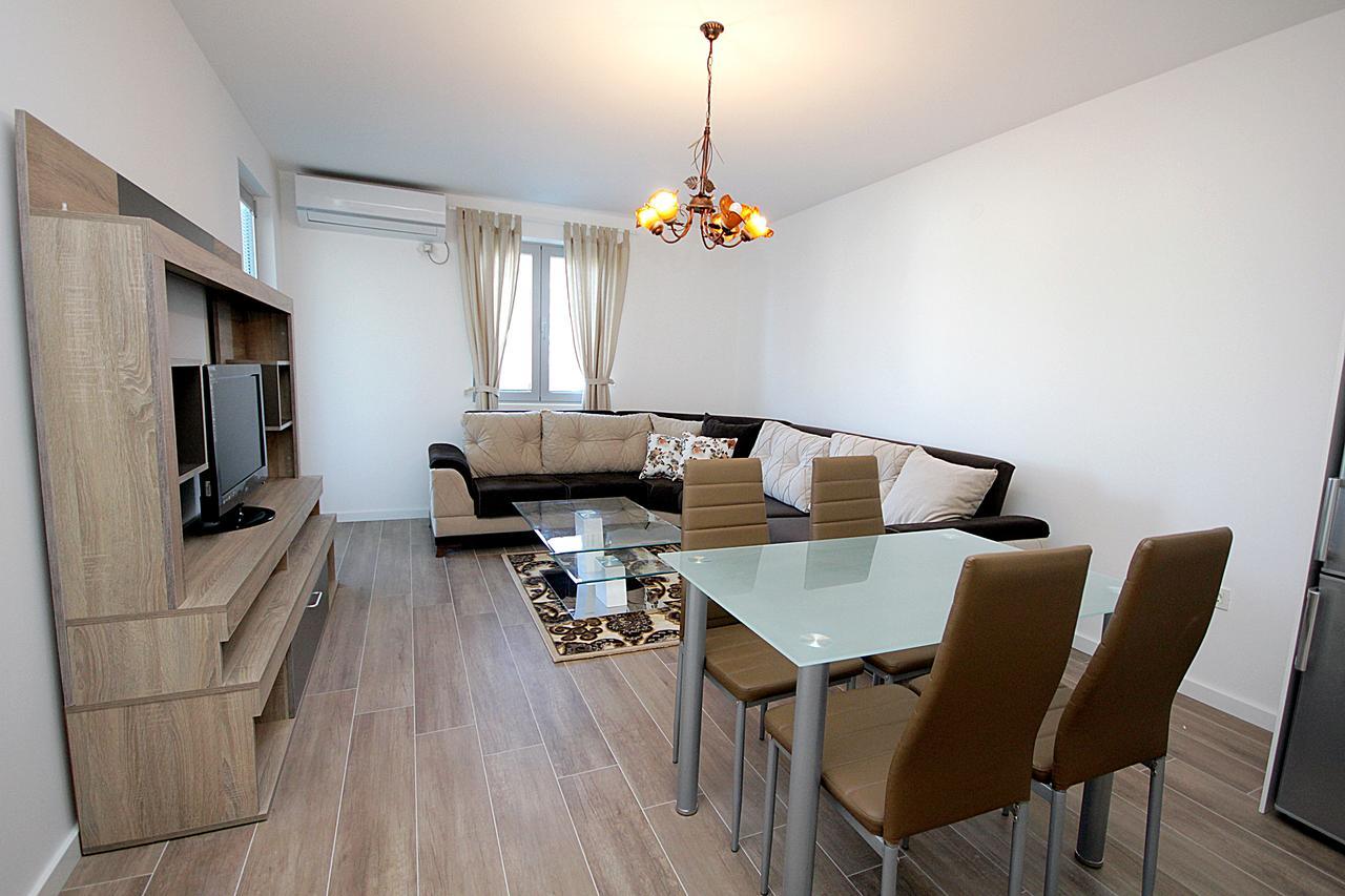 Apartment Melina Dobra Voda Luaran gambar